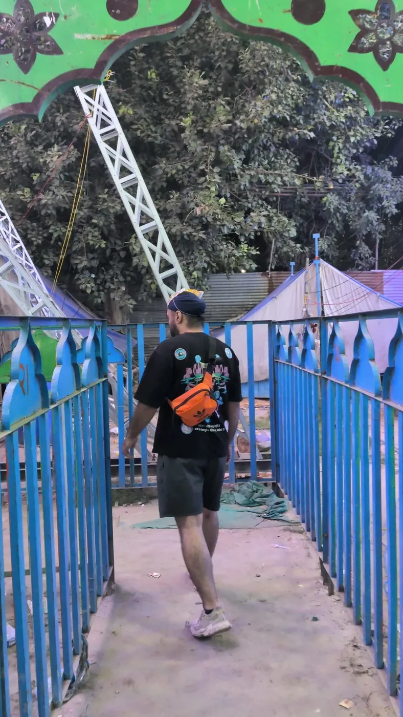 Rebel at the fairground in the SHUTUP tee